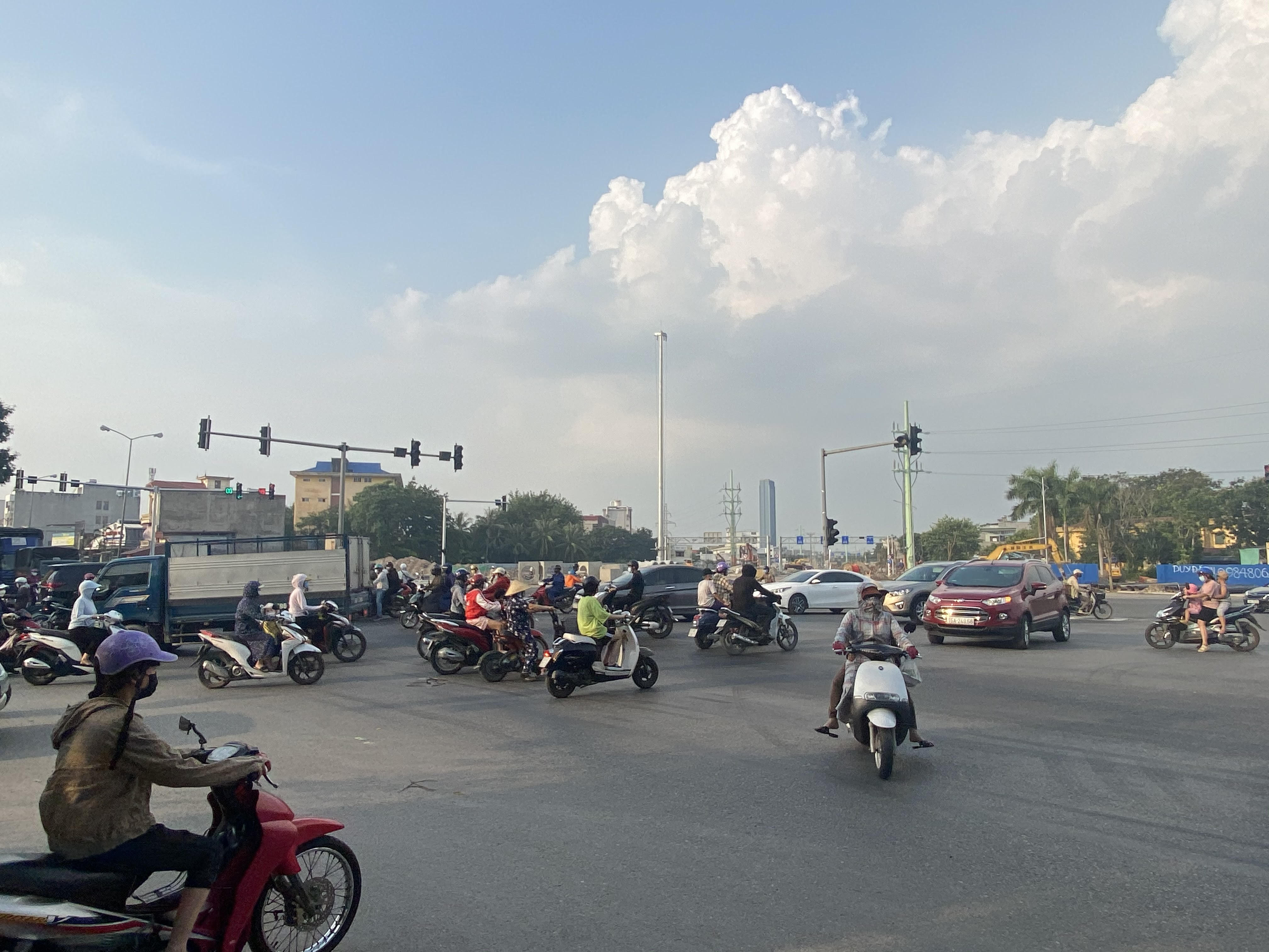 Giao thông tại Ngã 4 Cơ Điện có sự xung đột, tiềm ẩn nguy cơ ùn tắc